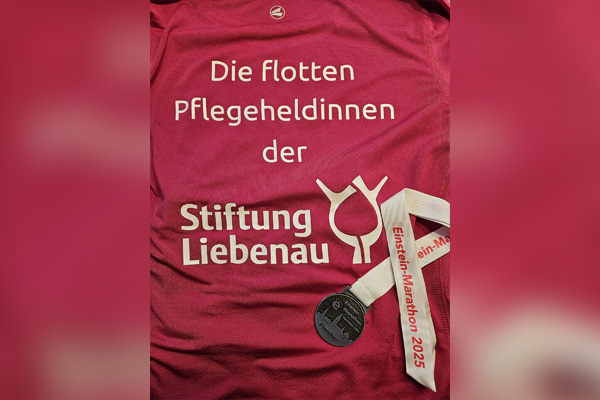 Einstein-Marathon Aufdruck auf einem Tshirt und Medaille