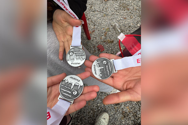 Einstein-Marathon Medaillen in der Hand.