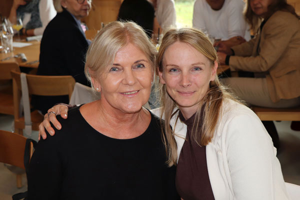 Anna Weber und Einrichtungsleiterin Zwei Frauen schauen in die Kamera.