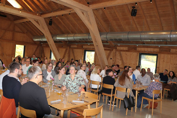 Alle im Saal Ein Saal mit vielen sitzenden Personen.