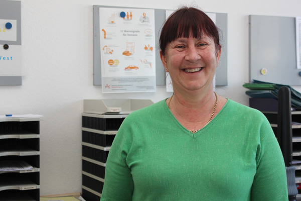 Portrait Das Foto zeigt Christine Jöst im Büro.