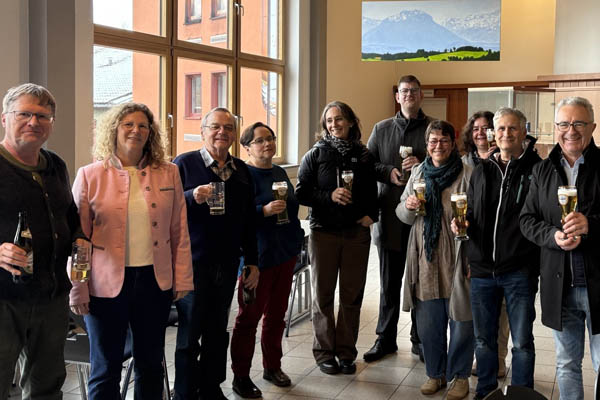 Ausflug Eine Gruppenbild mit 10 Personen mit Gläsern in der Hand.