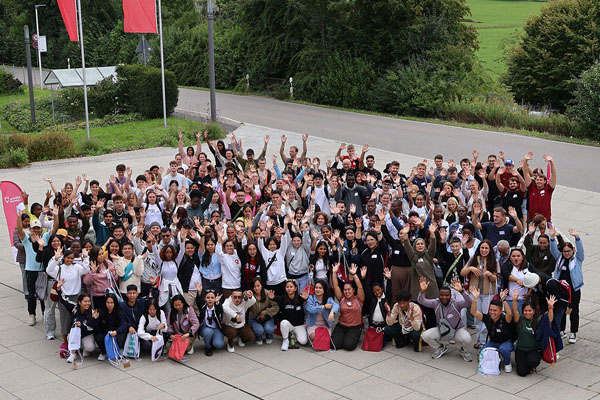 Ausbildungsstart 2025 Das Foto zeigt eine große Gruppe winkender, junger Menschen, die mit ihrer Ausbildung beginnen.