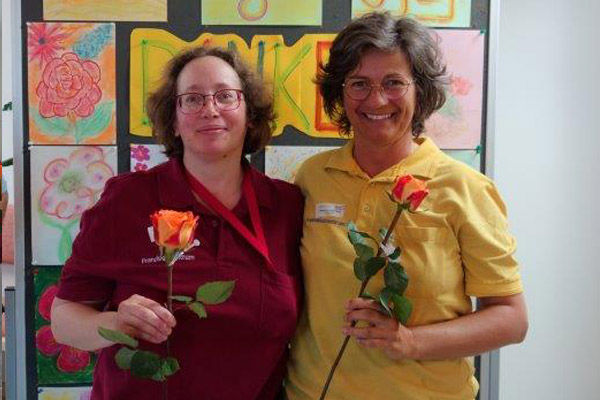 Tag der Pflege Das Foto zeigt zwei Kolleginnen mit Rosen.