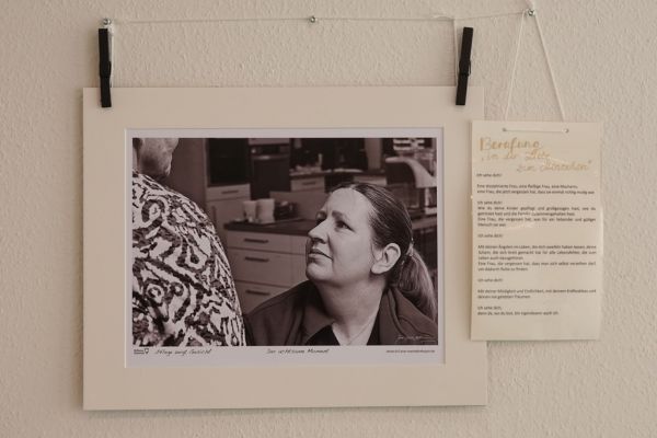 Entstandene eindrucksvolle Bilder Ein Foto auf dem eine Frau eine andere Person ansieht