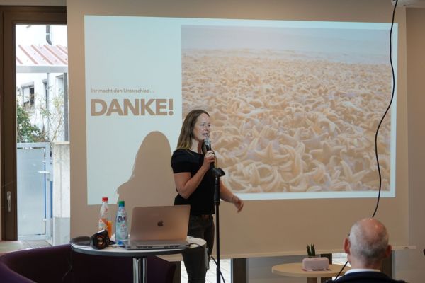 Vortrag Filmemacherin Sophie Rosentreter Eine Frau hält einen Vortrag