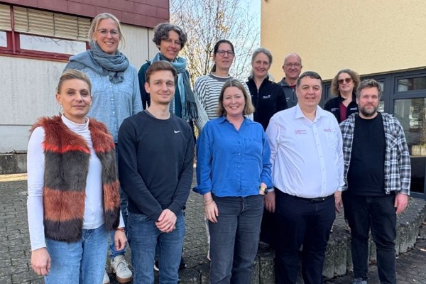Auszeichnung mit Qualitätssiegel Ein Gruppenfoto mit vielen Personen.
