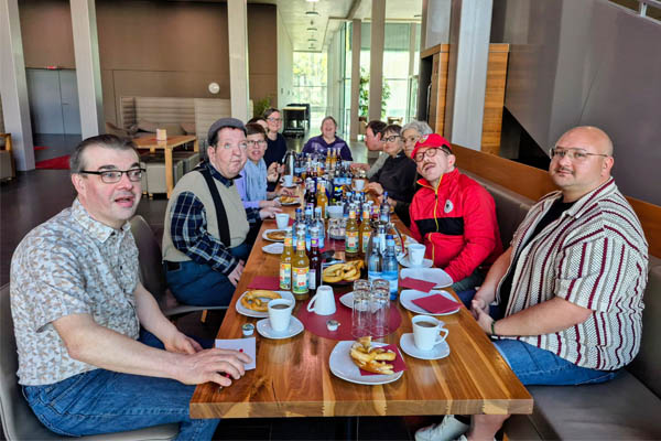 Besuch bei regio TV Einige Personen sitzen an einem Tisch bei einem Frühstück.