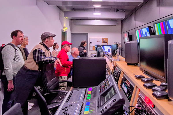 Besuch bei regio TV Einige Personen schauen im Aufnahmestudio auf Bildschirme.