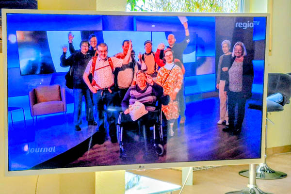 Besuch bei regio TV Auf einem Fernseher sind die Besucherinnen und Besucher zu sehen.