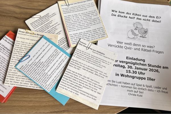 Ehrenamtliche für Gestaltung gemeinsamer Nachmittage gesucht Mehrere Zettel liegen auf einem Tisch