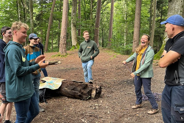 Das Bild zeigt eine Gruppe im Wald