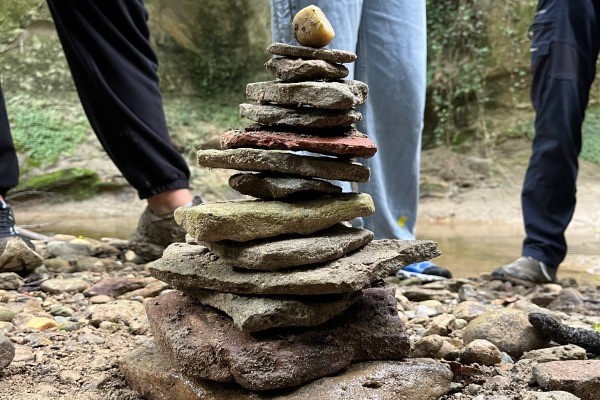 Das Bild zeigt ein Steinmännchen/einen Steinturm