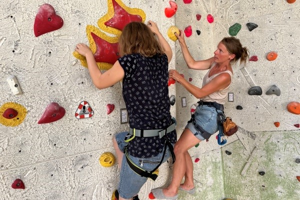 Das Bild zeigt Anne und Andrea Sprenger in der Kletterwand