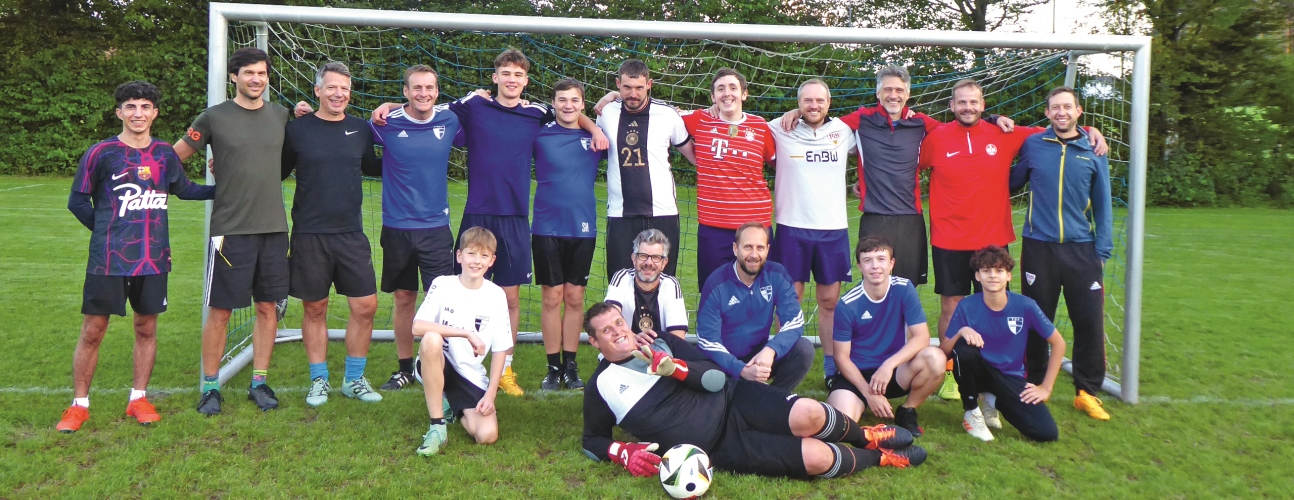 Das Bild zeigt eine Fußballmannschaft des TSV Bodnegg vor dem Tor