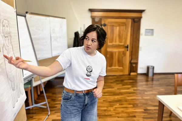 ABM Zeichnen Shiu Yie Furze zeigt auf eine Zeichnung.