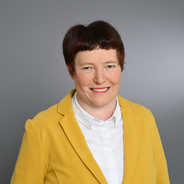 Portraitfoto Eine Frau lächelt in die Kamera für ein Portraitfoto.