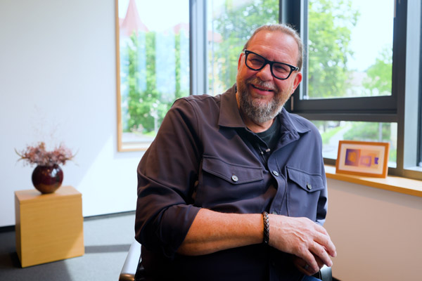 betriebliche altersvorsorge bei der stiftung liebenau das bild zeigt einen mann auf einem stuhl im büro zum thema nachgefragt: betriebliche altersvorsorge