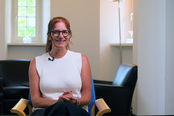 e-learning bei der stiftung liebenau das bild zeigt eine junge frau auf einem stuhl zum thema nachgefragt: elearning