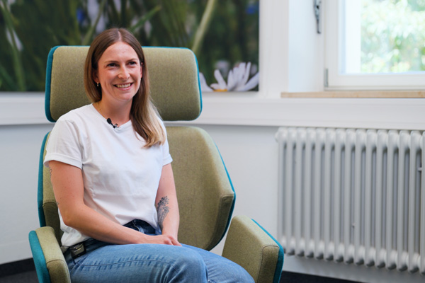 jobrad bei der stiftung liebenau das bild zeigt eine junge frau auf einem sessel zum thema nachgefragt: jobrad