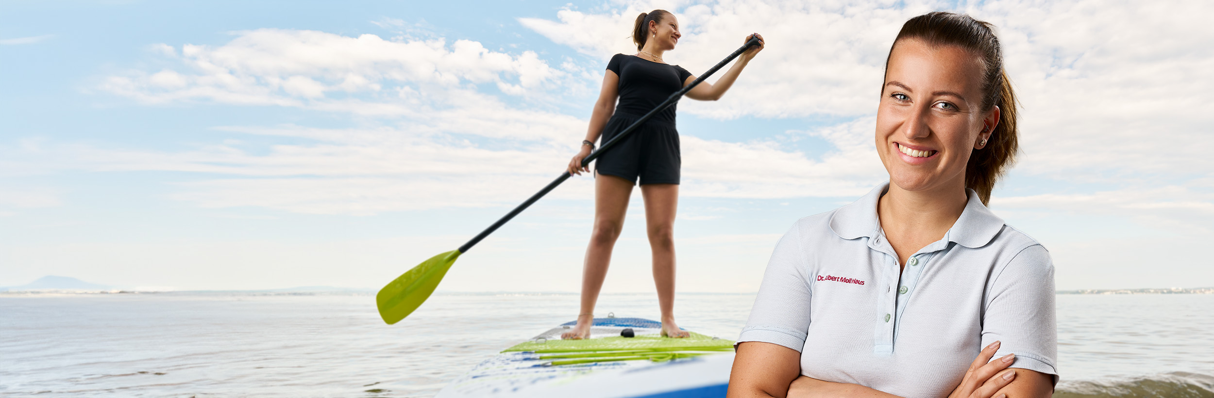 Im Vordergrund ist eine Mitarbeiterin in Arbeitskleidung zu sehen. Im Hintergrund ist die gleiche Mitarbeiterin auf einem stand-up paddle board zu sehen. 