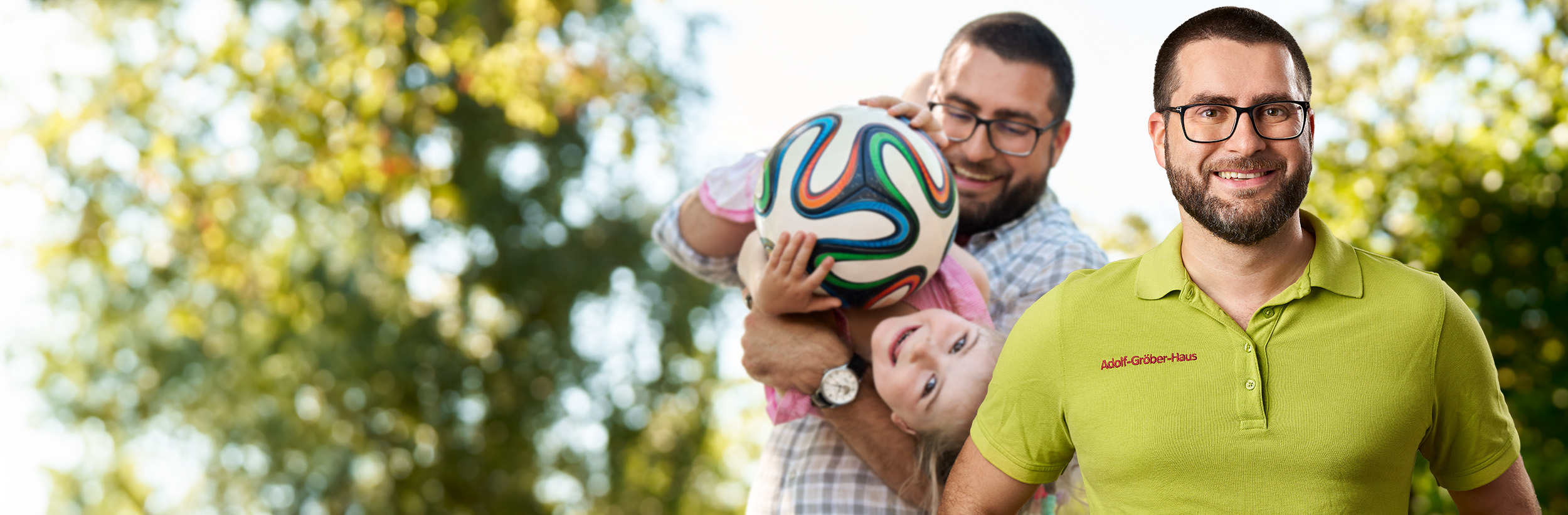 Im Vordergrund ist ein Mitarbeiter in Arbeitskleidung zu sehen. Im Hintergrund ist der gleiche Mitarbeiter spielend mit seiner Tochter zu sehen.