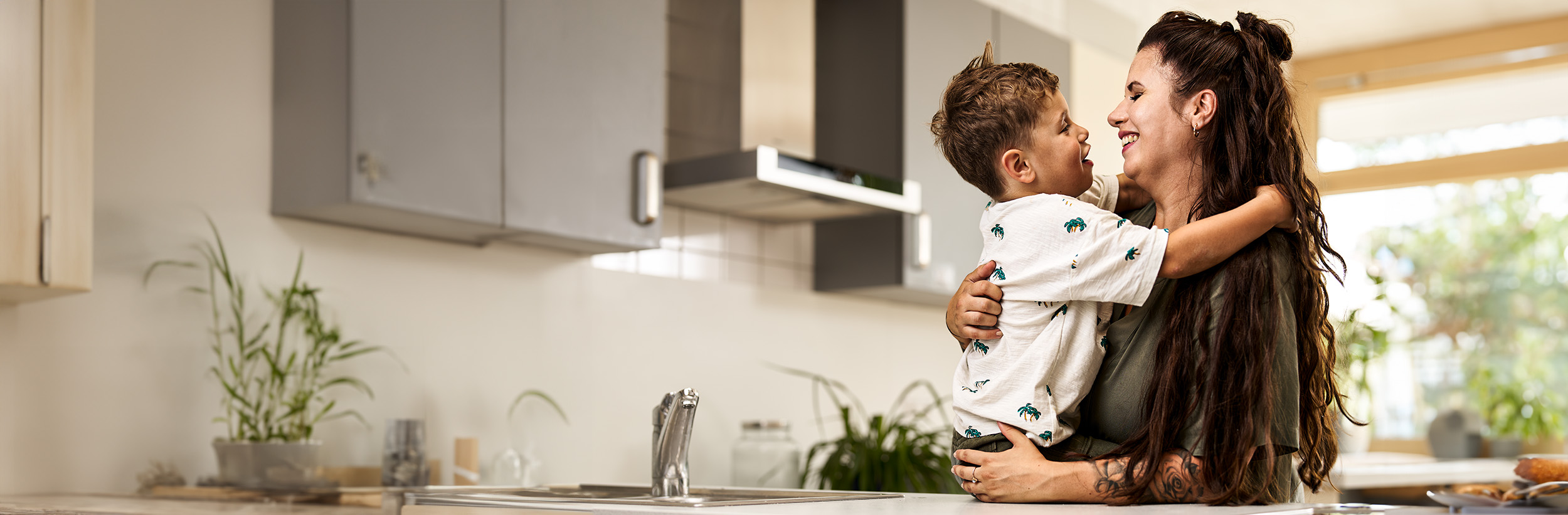 Lächelnde Frau, die ihren Sohn in den Armen hält